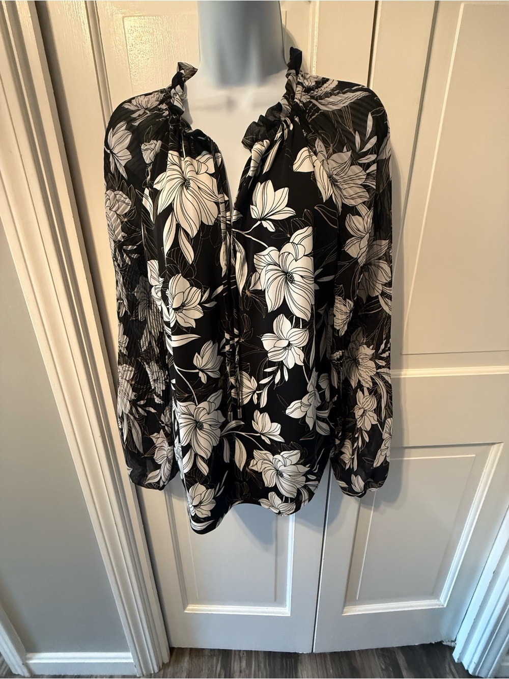 White House Black Market Black and White Floral Tie-Front Blouse NWOT